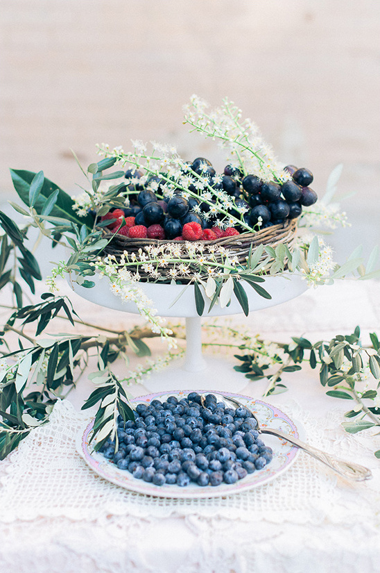 dessert table with fruit @weddingchicks