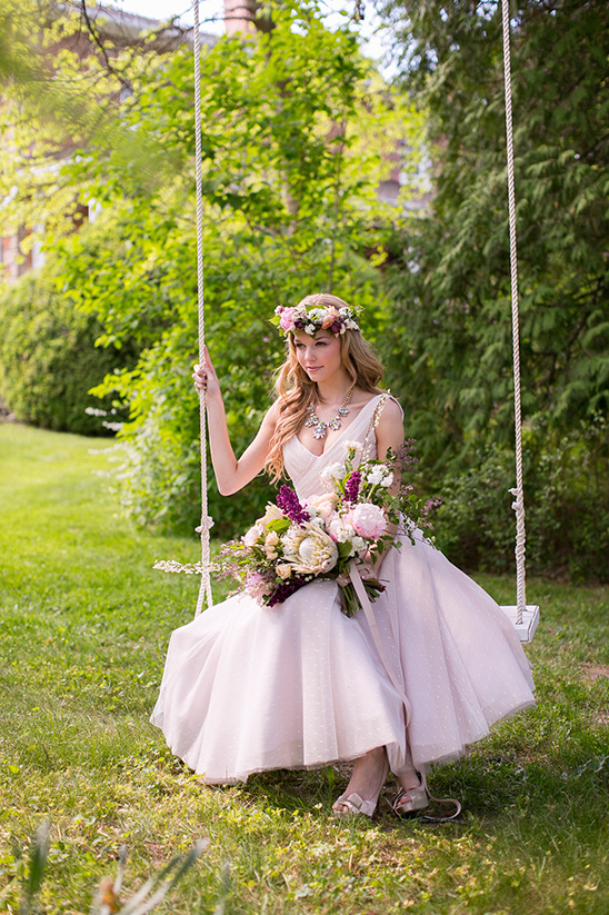 wedding tree swing portrait idea @weddingchicks