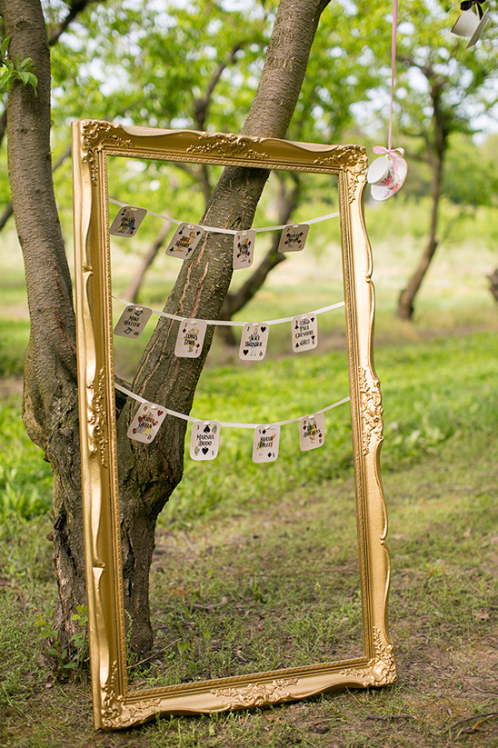 gold frame escort card display @weddingchicks