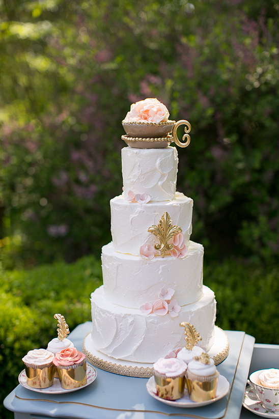teacup topped cake @weddingchicks