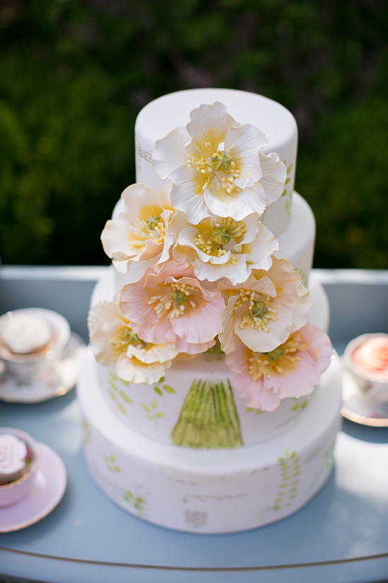flower filled wedding cake @weddingchicks