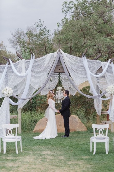 white-silver-and-gold-wedding-ideas