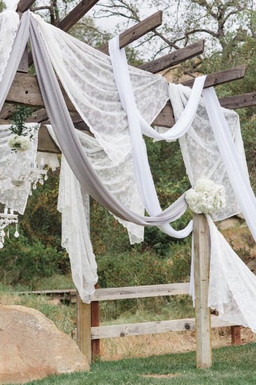 white-silver-and-gold-wedding-ideas