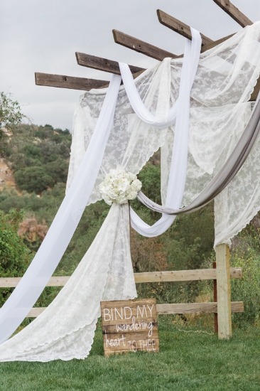 white-silver-and-gold-wedding-ideas