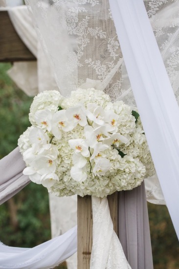 white-silver-and-gold-wedding-ideas