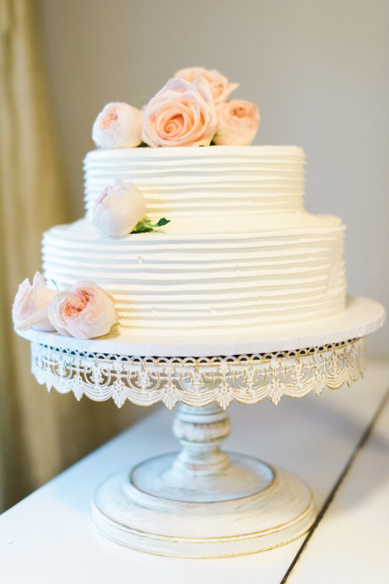 peach garden rose topped cake @weddingchicks