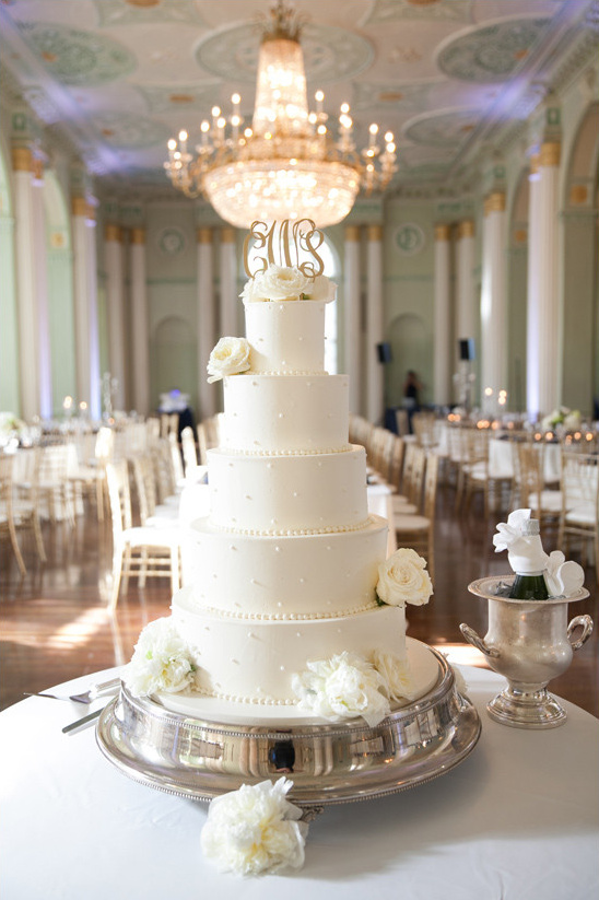 monogram topped wedding cake @weddingchicks