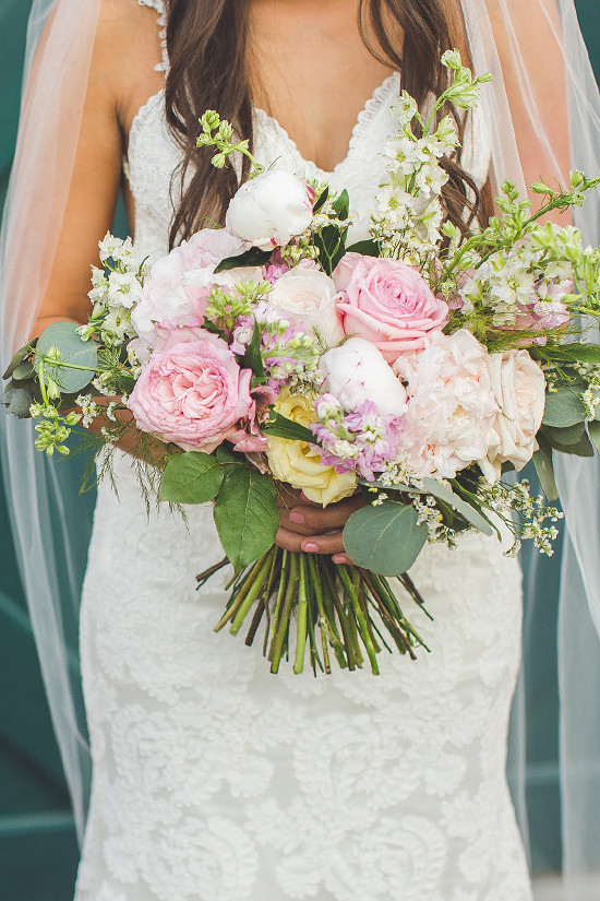 pink and white wedding boquet @weddingchicks