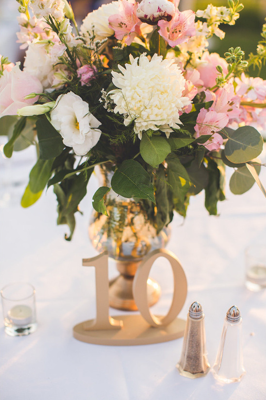 gold table numbers and centerpiece @weddingchicks