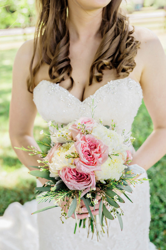 pink and white bouquet @weddingchicks