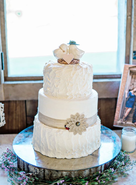 rustic burlap accented cake @weddingchicks