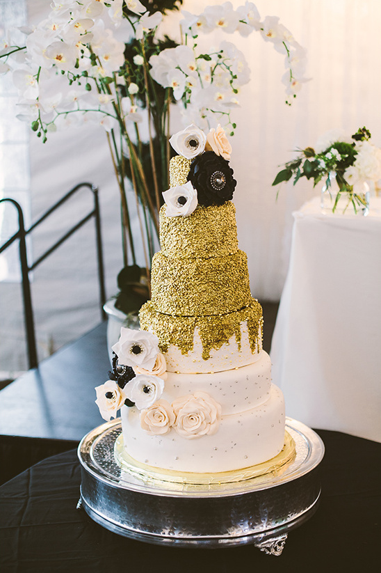 gold black and white wedding cake @weddingchicks