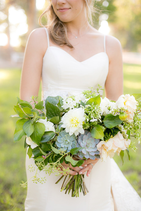 white and green bouquet @weddingchicks