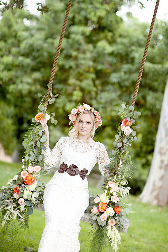 floral wedding swing @weddingchicks