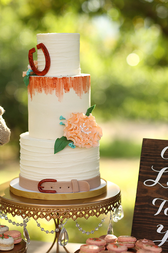country style wedding cake @weddingchicks