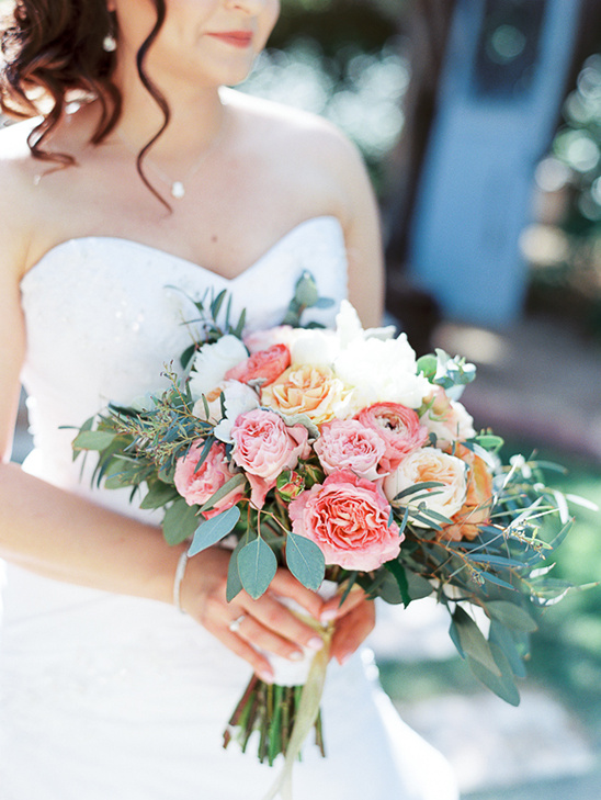 pink and peach wedding bouquet @weddingchicks