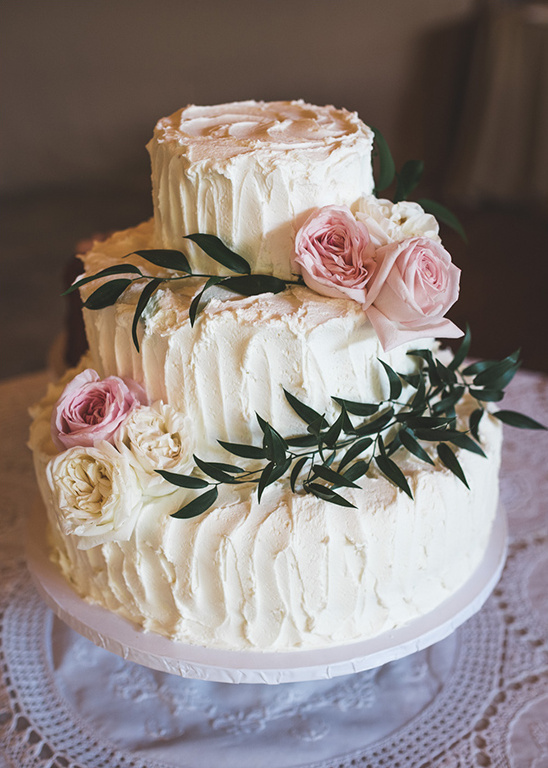 textured white wedding cake @weddingchicks