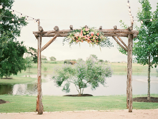 wood and floral ceremony arch @weddingchicks