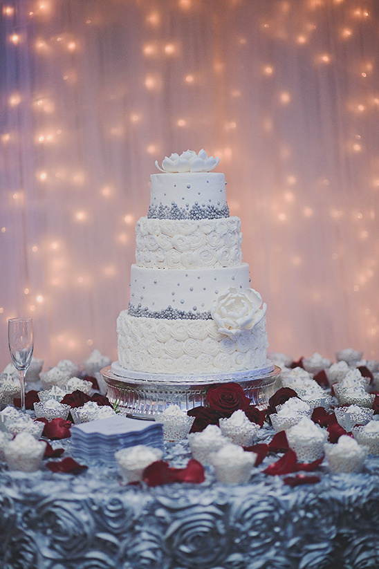white rosette wedding cake @weddingchicks