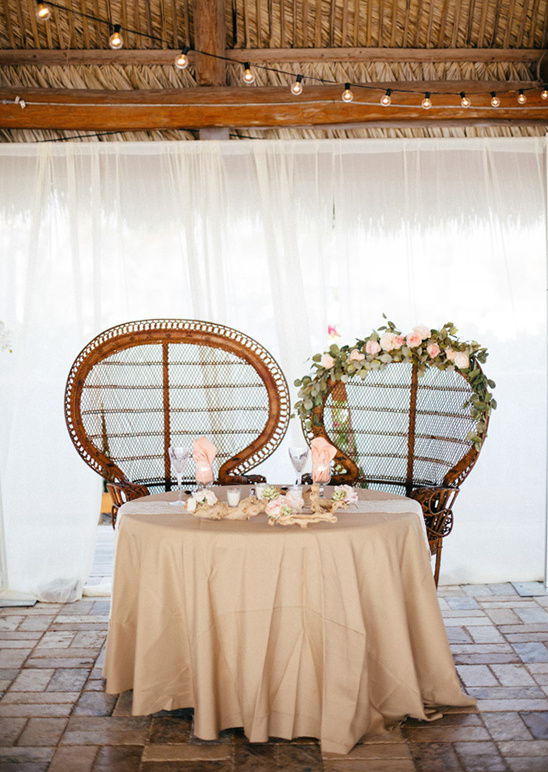 beach sweetheart table decor @weddingchicks