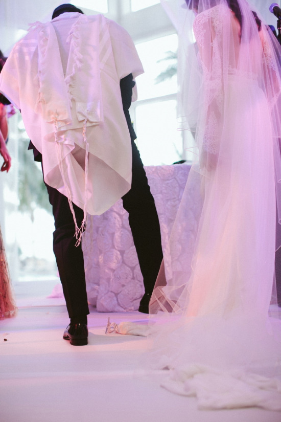 elegant-and-modern-white-wedding