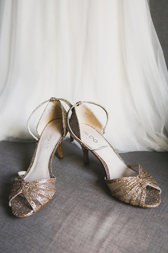 gold sparkle wedding heels @weddingchicks