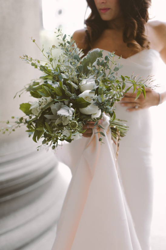 white and green bouquet @weddingchicks