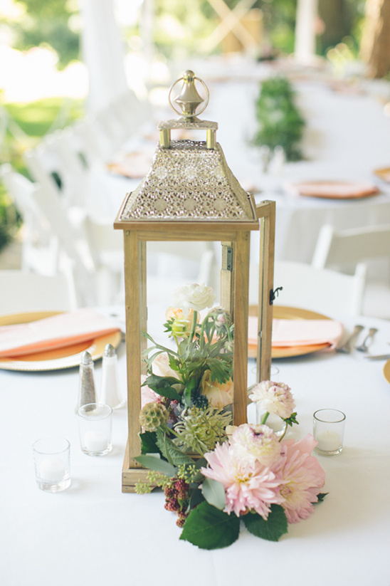 floral lantern centerpieces @weddingchicks