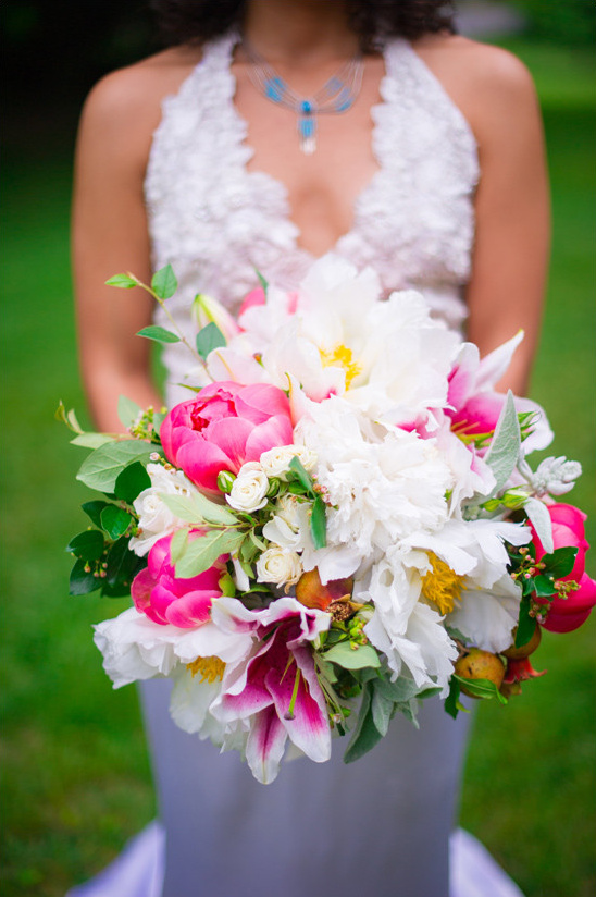 white and pink bouquet @weddingchicks