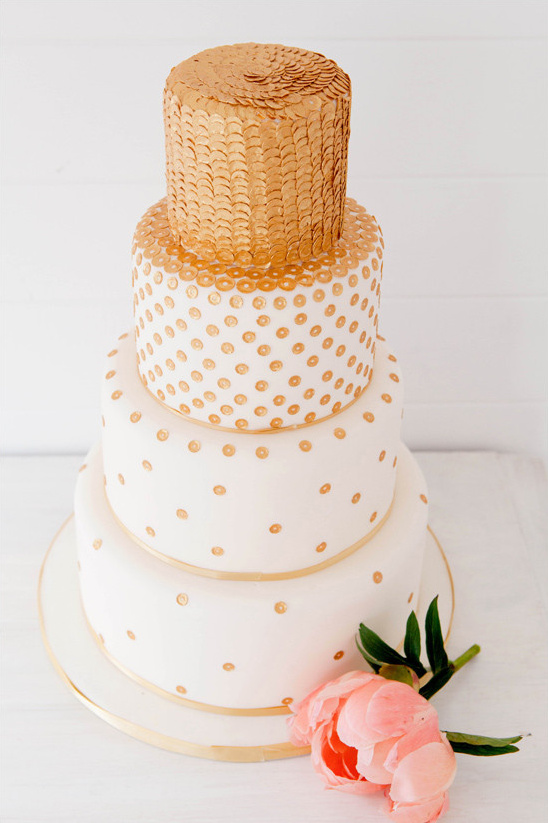 gold sequin cake @weddingchicks