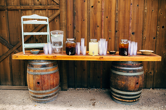 lemonade and tea drinks table @weddingchicks
