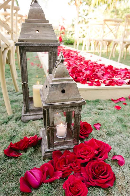rose and lantern wedding decor @weddingchicks