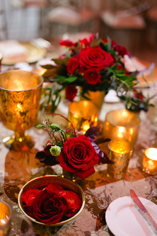 roses and gold centerpiece @weddingchicks