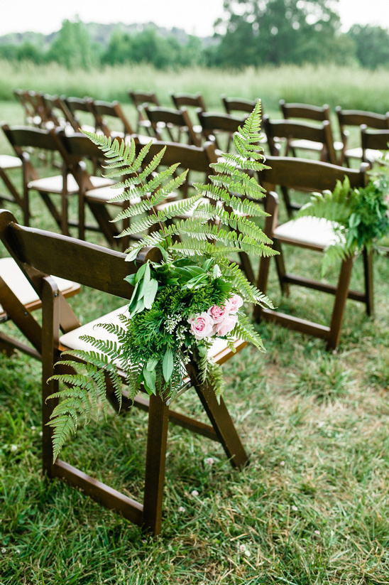 fern and rose aisle decor @weddingchicks