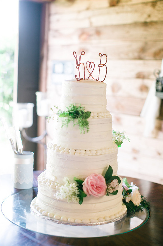 classic wedding cake @weddingchicks