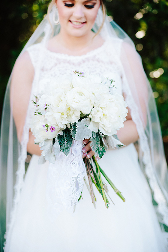 white wedding bouquet @weddingchicks