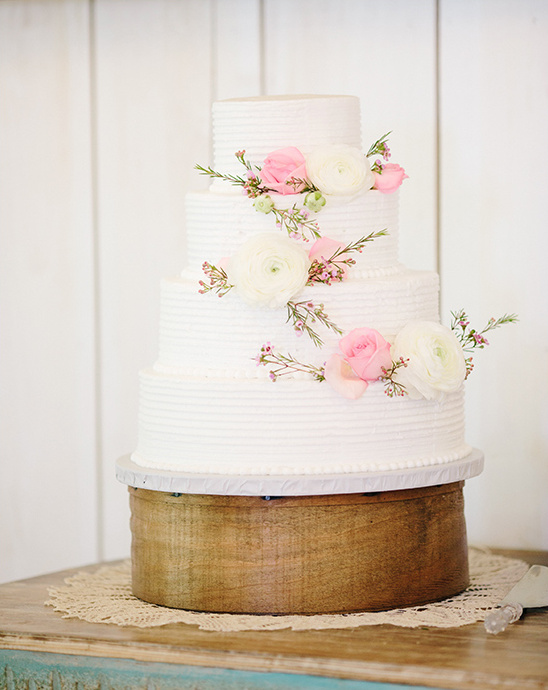 pink and white wedding cake @weddingchicks