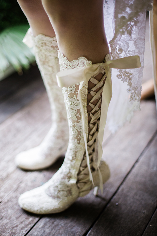 lace up wedding shoes @weddingchicks