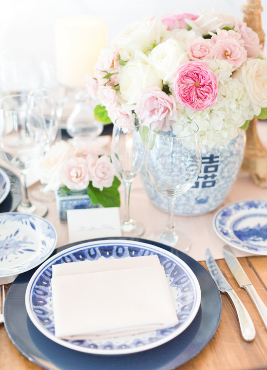 blue and white table setting @weddingchicks