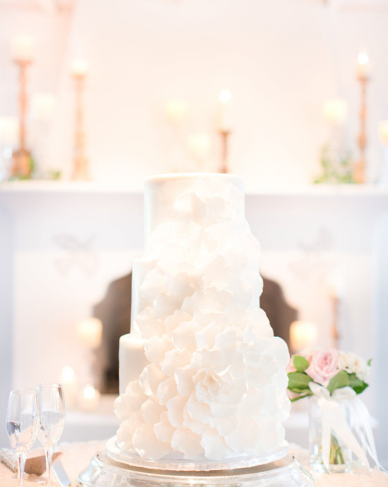white wedding cake @weddingchicks