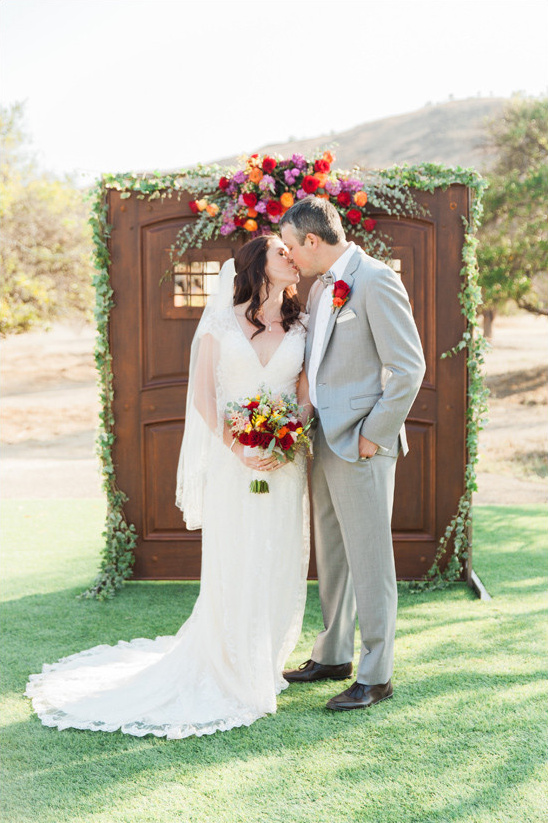 wedding kiss @weddingchicks