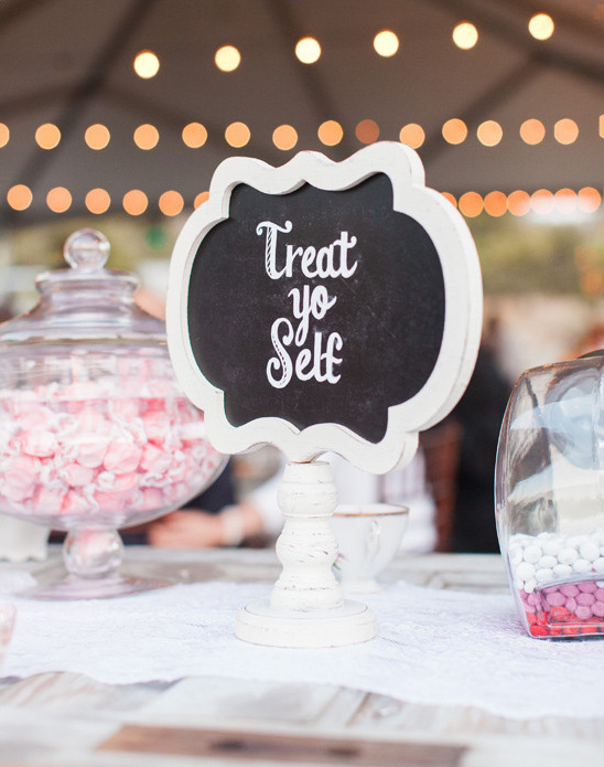 dessert table sign @weddingchicks