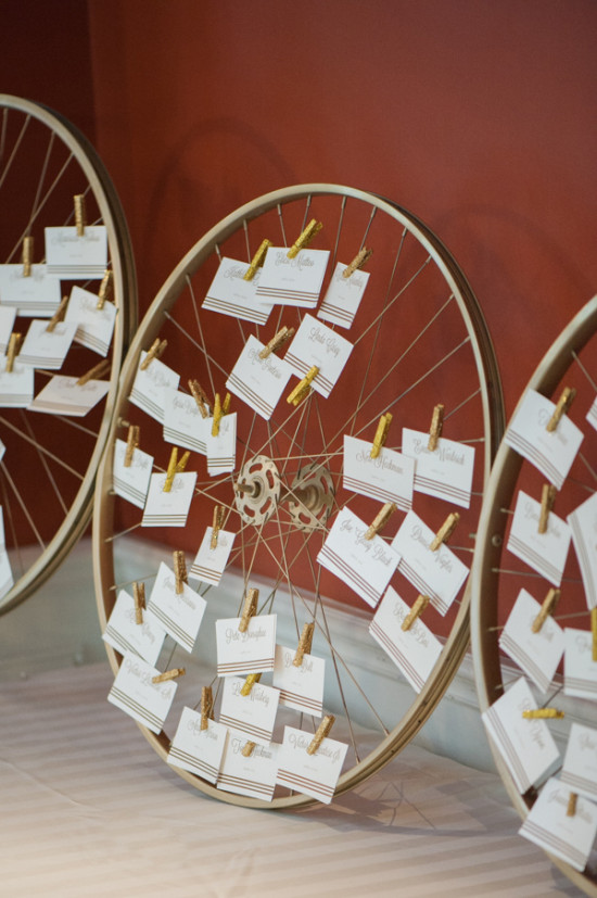 bicycle wheel seating assignment dislplay @weddingchicks