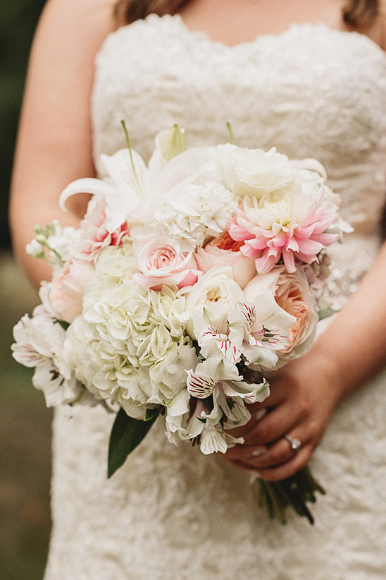 pink and white brides bouquet @weddingchicks