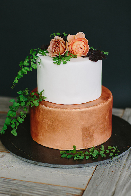 bronze wedding cake @weddingchicks