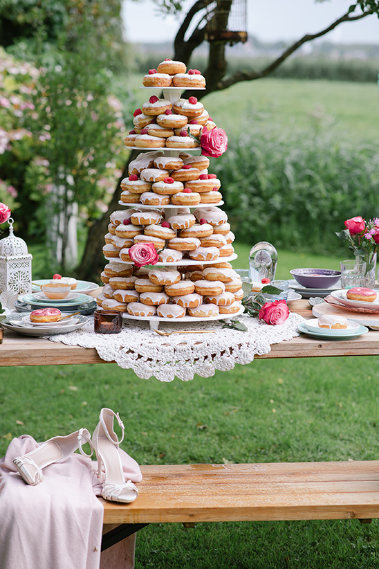 donut dessert table @weddingchicks