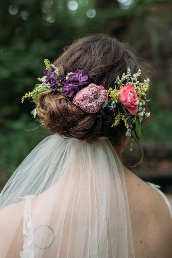 flower wedding hair @weddingchicks