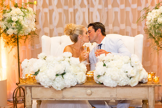 sweetheart table kiss @weddingchicks