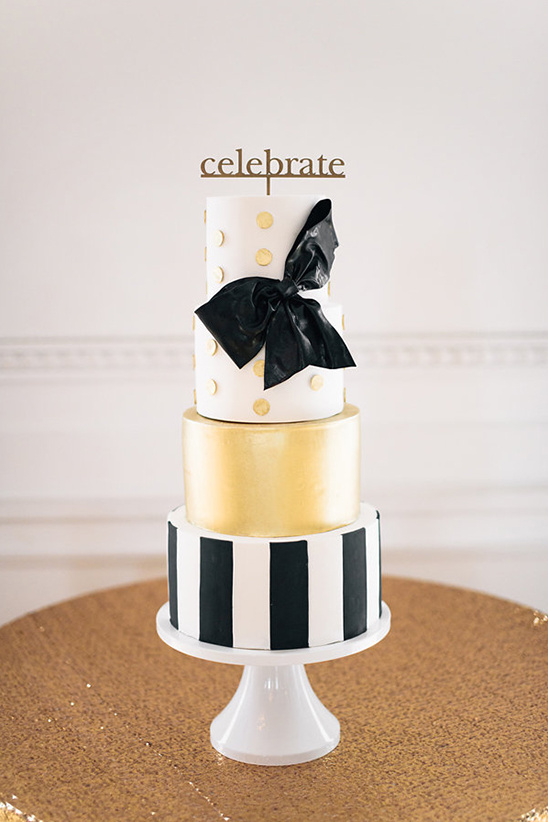 black white gold wedding cake @weddingchicks
