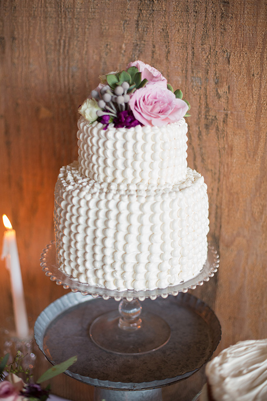white and purple wedding cake @weddingchicks